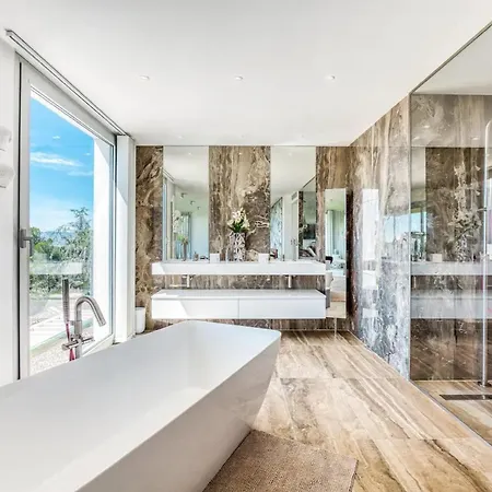 Luxury - - With Pool&jacuzzi بيت للعطل