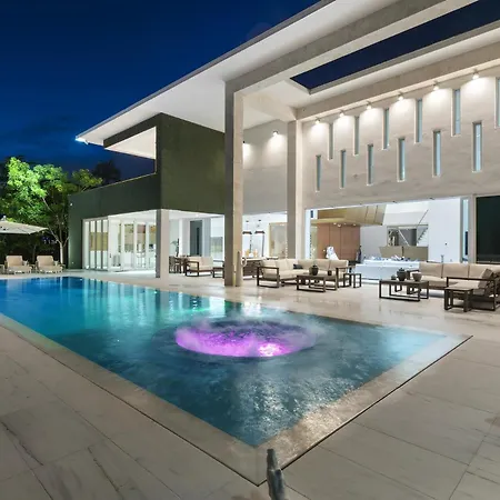 Luxuryy - With Pool Casa de Férias